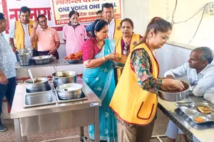 गीता भवन में जरूरतमंदों का पेट भरने व तन ढकने का किया जा रहा काम
