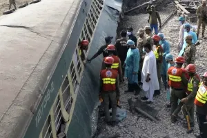 पाकिस्तान में पटरी से उतरी ट्रेन : 4 यात्रियों की मौत, हादसे में 30 लोग घायल