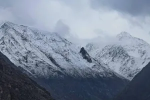 मैदानों में बारिश, पहाड़ों पर बर्फ… कश्मीर में अचानक क्यों बढ़ी ठंड?