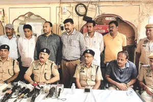 झुग्गी झोंपड़ी में रहने वाली महिला ने चोरी किए थे करोड़ों रुपए कीमत के रत्न, गिरफ्तार
