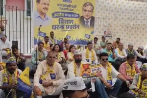 आप का शहीद स्मारक पर वोट चोरी विरोध, मुख्य चुनाव आयुक्त के इस्तीफे और गिरफ्तारी की मांग