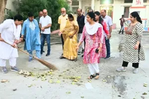 राम बारात मार्ग पर महापौर ने खुद थामी झाड़ू, कचरा गाड़ी भी चलाई