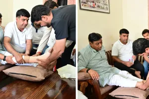 धरना स्थल पर गिरे पीसीसी चीफ गोविंद डोटासरा, पैर में चोट; भाजपा पर जमकर हमला