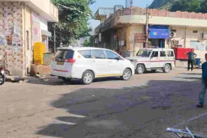 पर्यटकों की राह रोकी : टूरिस्ट वाहनों को महल की ओर जाने से रोका जा रहा, देशी-विदेशी सैलानी मायूस लौटे