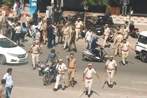 पर्ची मिलने पर कोचिंग टीचर ने छात्र को पीटा, विरोध में उतरे छात्र तो पुलिस से झड़प
