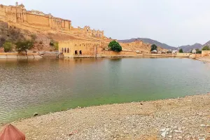 आमेर मावठा में वीडियो शूटिंग के लिए भी मांगी 1 लाख की घूस : शूटिंग में देरी पर फोटोग्राफर से 60 हजार रुपए मांगे, 15 हजार लेने का आरोप