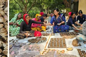 जयपुर में गोबर के 10 लाख दीपक बिके, रोजाना बन रहे 10 हजार