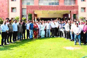विद्युत कंपनियों में मंत्रालयिक संवर्ग के पदों के पुनर्गठन की मांग, एमडी को सौंपा ज्ञापन