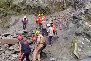 केदारनाथ पैदल मार्ग पर फिर भूस्खलन : पहाड़ से गिरे पत्थरों के कारण रास्ता अवरुद्ध, यात्रा रोकी