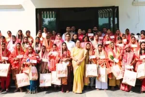 CM रेखा गुप्ता ने 51 नवविवाहित बेटियों को दिए 1-1 लाख के चेक और करवाचौथ किट, बोलीं- अपनी बात खुलकर बताएं आप अकेली नहीं 