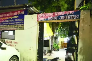 बाइक खड़ी करने पर भिड़े दो गुट, चाकू-बोतलों से हमला; तीन घायल