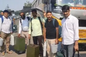 द्वितीय चरण के मतदान के लिए तैयारियाँ पूर्ण, मतदान दलों को अंतिम प्रशिक्षण देकर ईवीएम व चुनाव सामग्री के साथ जेडीबी कॉलेज से मतदान दल रवाना