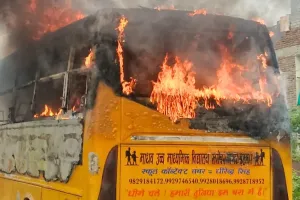 बच्चों के उतरते ही स्कूल बस में लगी आग, मचा हड़कंप,सभी के सुरक्षित उतरने से टला बड़ा हादसा