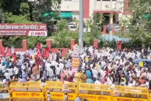 कांग्रेस का वोट बचाओ-देश बचाओ प्रदर्शन : कार्यकर्ताओं ने दिखाए काले झंडे, बीजेपी और चुनाव आयोग के पुतले जलाए