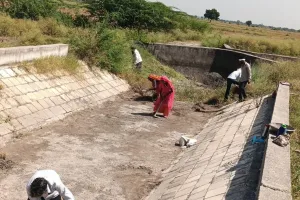 असर खबर का : जल प्रवाह से पहले नहरों की सफाई शुरू 