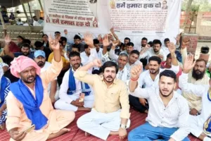 हिसार में CET पास युवाओं ने किया रोड जाम: CM से मुलाकात नहीं होने पर 11 दिन से जारी धरना तेज, सीजेपी कार्यकर्ता पुलिस हिरासत में