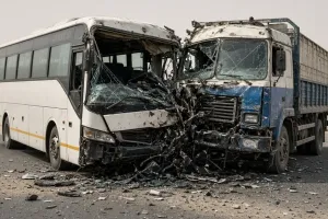 अफगानिस्तान में मचा कोहराम : बस और ट्रक की भिड़ंत में 15 लोगों की मौत, तेज रफ्तार बनी वजह