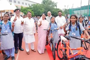 स्कूल जाने का सफर अब होगा आसान, सीएम रेखा गुप्ता ने बांटी 1400 छात्राओं को साइकिलें