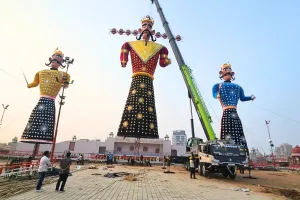 दशहरे मैदान में खड़े हुए दशानन, कुंभकरण और मेघनाथ के पुतले : 100 टन की क्रेन से खड़ा किया 105 फीट ऊंचा रावण, सुबह 7 बजे पूरा हुआ काम