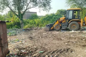 असर खबर का : खाली प्लॉटों से उठाया कचरा, सफाई व्यवस्था सुधारने में जुटी पालिका