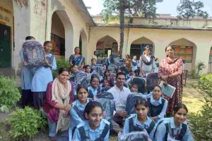 राजकीय सेठ आनन्दीलाल पोद्दार बधिर उच्च माध्यमिक विद्यालय जयपुर में विद्यार्थियों को निशुल्क बैग वितरण, विद्यार्थियों में दिखा उत्साह