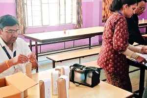 पीजी हॉस्टल्स पर फूड सेफ्टी टीम के छापे, एक्सपायरी सॉस की बोतलें और दूषित सामग्री कराई नष्ट