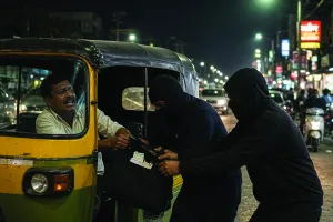 सिंधीकैम्प से सवारी बनकर बैठे बदमाश : ऑटो चालक के गले पर लगाया चाकू, 11 हजार रुपए लूटे