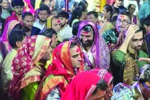 गुजरात में नवरात्रि में साड़ी पहनकर गरबा करते हैं पुरुष, 200 साल पुरानी हैरान करने वाली परंपरा!