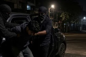 युवक को अगवा कर एक लाख रुपए लूटे : 4 बदमाशों ने मारपीट कर गाड़ी में डाला, लूटपाट के बाद सड़क किनारे फेंककर भागे
