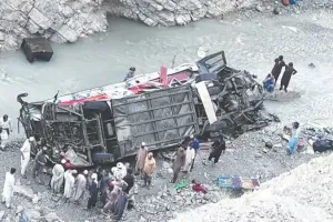 पाकिस्तान में भीषण सड़क हादसा, डिवाइडर से टकराकर पलटी बस; 8 की मौत, 32 घायल