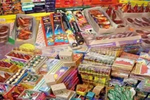 पटाखा गोदामों में क्षमता से दोगुना स्टॉक, सुरक्षा मानकों की उड़ रही धज्जियां