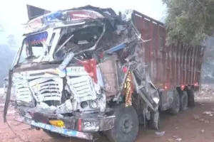 शीतला माता मंदिर के पास भीषण हादसा: बेकाबू ट्रक ने श्रद्धालुओं को रौंदा, 14 की मौत, 32 घायल