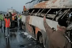 पाकिस्तान में भीषण हादसा: पेट्रोल टैंक फटने से आग का गोला बनी गाड़ी, एक ही परिवार के 7 लोगों की मौत