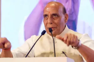 खड़गे के बयान पर भड़के राजनाथ सिंह, बोले- प्रधानमंत्री के पिता पर टिप्पणी कांग्रेस की हताशा और वैचारिक शून्यता का प्रतीक