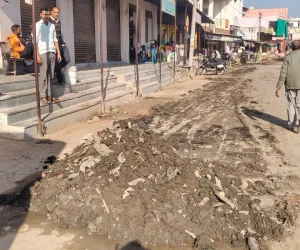  असर खबर का - जेसीबी की मदद से मलबे को बाहर फेंकवाया  