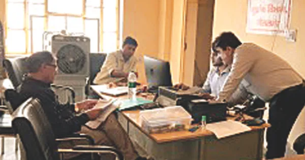 रजिस्ट्रार ऑफिस पर इनकम टैक्स का छापा, फाइलों की पड़ताल जारी