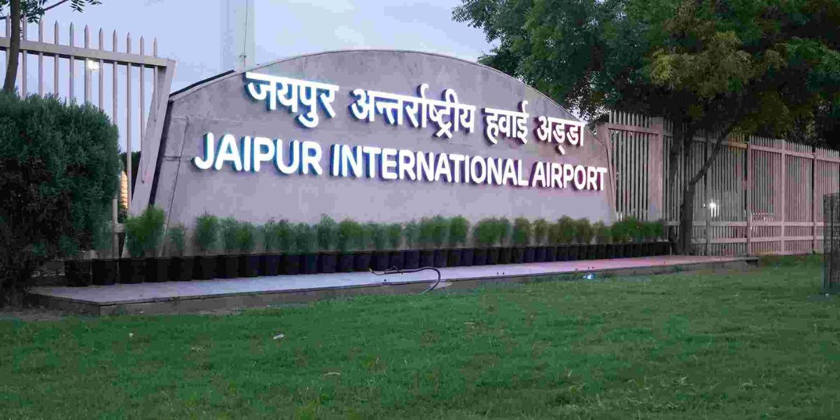 स्पाइसजेट की लेटलतीफी पर यात्रियों का फूटा गुस्सा : दुबई फ्लाइट 15 घंटे लेट, यात्रियों की एयरलाइन स्टाफ से तीखी बहस