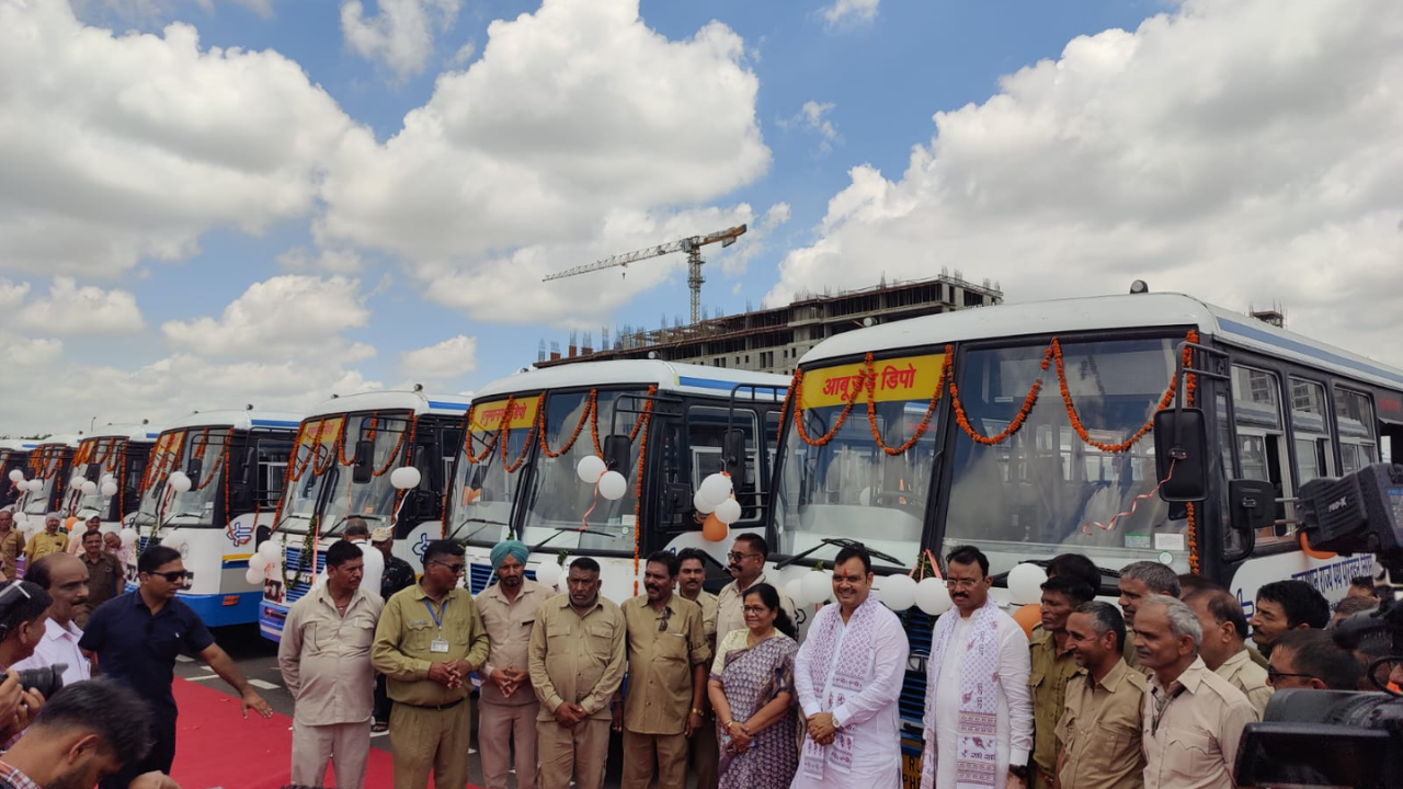 राजस्थान रोडवेज को मिली 144 नई ब्लू लाइन एक्सप्रेस बसें, मुख्यमंत्री ने दिखाई हरी झंडी