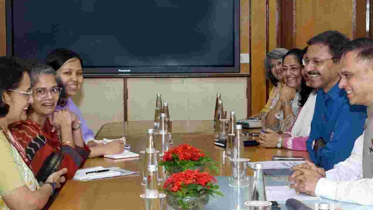55 हजार करोड़ से अधिक की बाह्य सहायता प्राप्त परियोजनाओं की समीक्षा