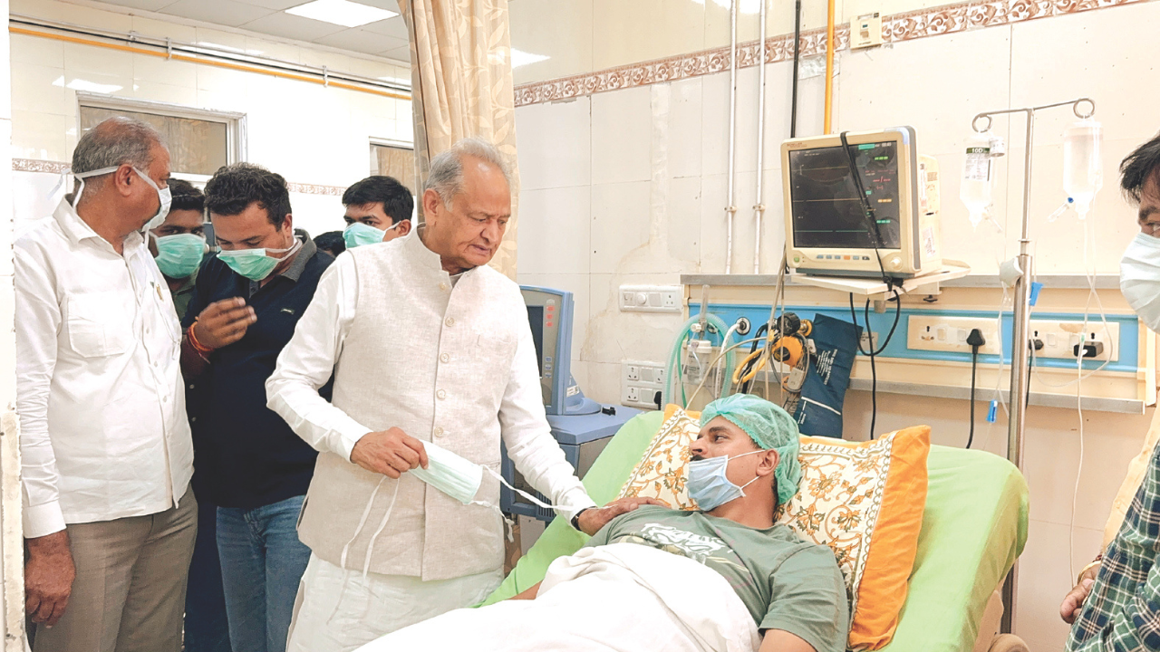 कांग्रेस नेताओं ने जूस पिलाकर तुड़वाया छात्र नेता शुभम रेवाड़ का अनशन