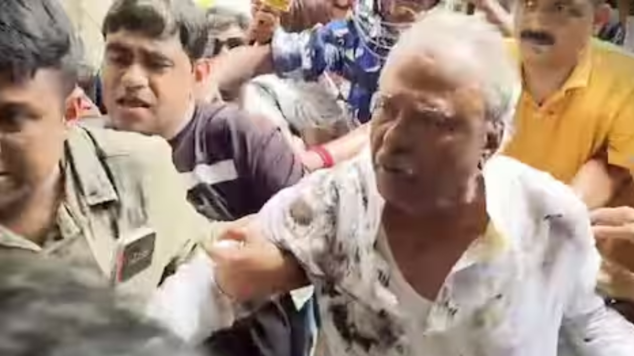 RG कर हत्याकांड : निर्मल घोष की गिरफ्तारी पर थाने से लेकर अदालत तक विरोध, प्रदर्शनकारियों ने मारे थप्पड़; फेंके अंडे