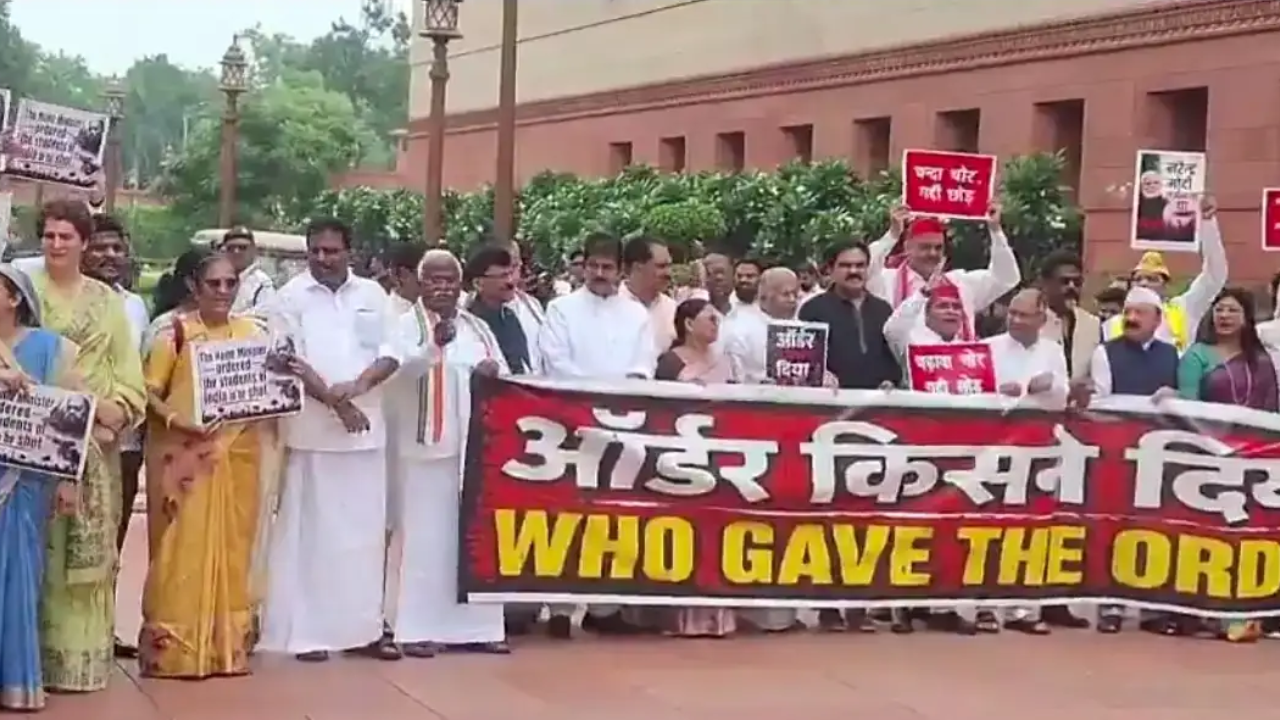 छात्रों पर पुलिस कार्रवाई और चढ़ावा विवाद को लेकर विपक्षी दलों का संसद भवन परिसर में विरोध प्रदर्शन, हाथों में तख्तियां लेकर जताया विरोध