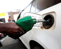 तेल कंपनियों ने फिर बढ़ाए ईंधन के दाम, पेट्रोल की कीमत मुंबई में 104 और दिल्ली में 98 रुपए के पार