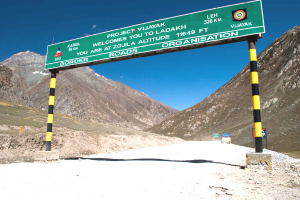  हिमपात के कारण बंद श्रीनगर-लेह राष्ट्रीय राजमार्ग पर तीन माह बाद यातायात बहाल