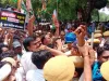 प्रदर्शन के दौरान कांग्रेस कार्यकर्ताओं और पुलिस के बीच हुई धक्का-मुक्की 