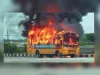 हाइवे पर दौड़ती स्कूली बस में लगी आग, 11 बच्चे व 8 स्टाफकर्मियों की बची जान