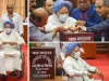 पूर्व प्रधानमंत्री मन मोहन सिंह ने व्हील चेयर पर बैठकर डाला राष्ट्रपति चुनाव में वोट