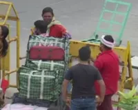 दिल्ली में लॉकडाउन: बस अड्डों-रेलवे स्टेशन पर प्रवासी मजदूरों का सैलाब, बाजारों में पसरा सन्नाटा