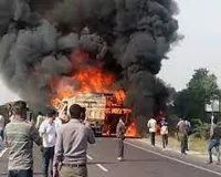 बाड़मेर में बस एवं ट्रेलर की टक्कर से आग लगने पर 11 लोगों की मौत