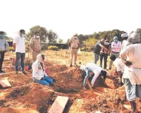 दहेज के लिए बहू को मारकर दफनाया  पुलिस ने कब्र खोदकर निकाला शव